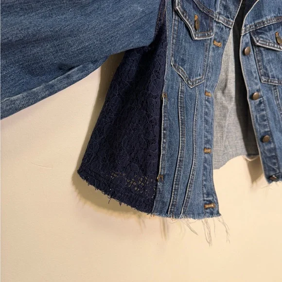 Free People Women's Cropped Denim Jacket with Lace Side Panels - Size XS - Picture 4 of 6